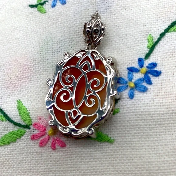 Gems En Vogue oval shaped hand carved initial, C cameo pendant 🌹 - Picture 6 of 7